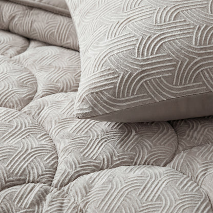 Close-up van de Zelesta Flanel Art Kussenslopen set van 2 in taupe & grijs, met zachte flanellen stof met een doorgestikt geometrisch patroon, luxe rits en onderhoudsvriendelijk - machinewasbaar voor eenvoudig onderhoud.