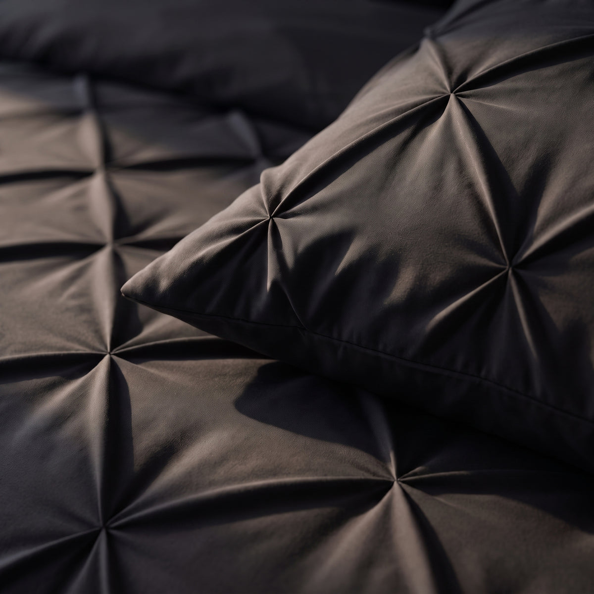 Zelesta Everyday Pintuck Duvet - Black