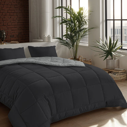 Een moderne slaapkamer met grote ramen, twee potplanten, een zwart en grijs dekbed met luxe accenten, gestapelde boeken op de vloer en Zelesta Comfort Duo Kussensloop - Zacht zwart voor extra comfort.