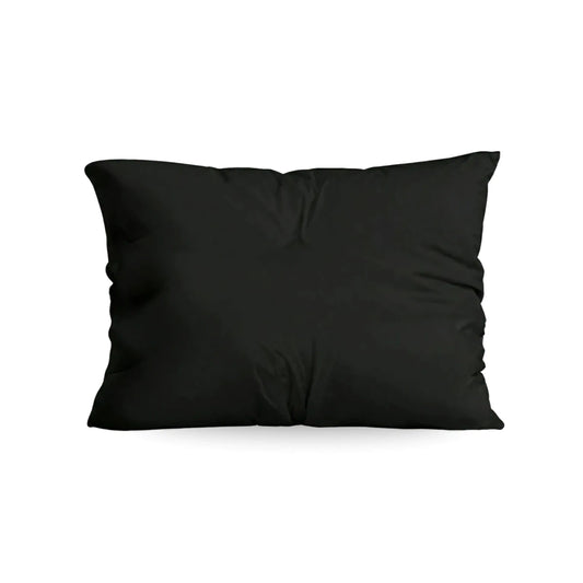 Een set van twee zwarte Zelesta Comfort Uni kussenslopen (60x70cm) met een gladde afwerking is afgebeeld op een witte achtergrond; ze zijn wasmachine geschikt en eenvoudig te onderhouden.