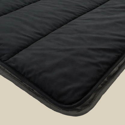 Close-up van het Zelesta Comfort Uni Dekbed in zwart, met een doorgestikt ontwerp met gestikte naden voor comfort het hele seizoen door, weergegeven op een lichte achtergrond.