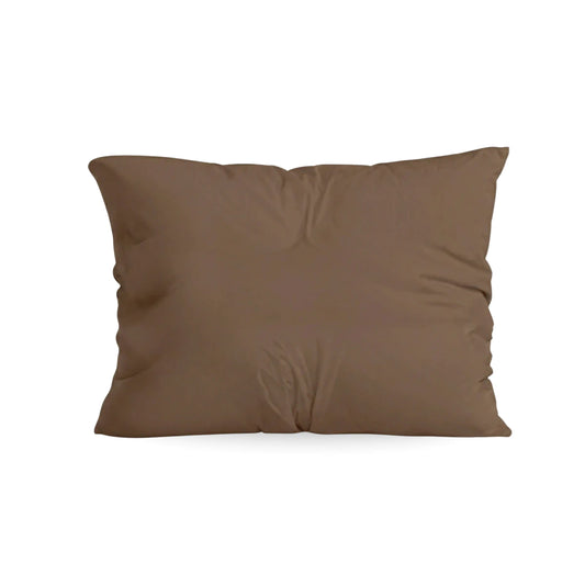 De Zelesta Comfort Uni kussenslopen set van 2 in Mokka, gemaakt van superzachte microvezel met een gladde afwerking en lichte vouwen, wordt getoond in het rechthoekige formaat 60x70cm op een effen witte achtergrond.