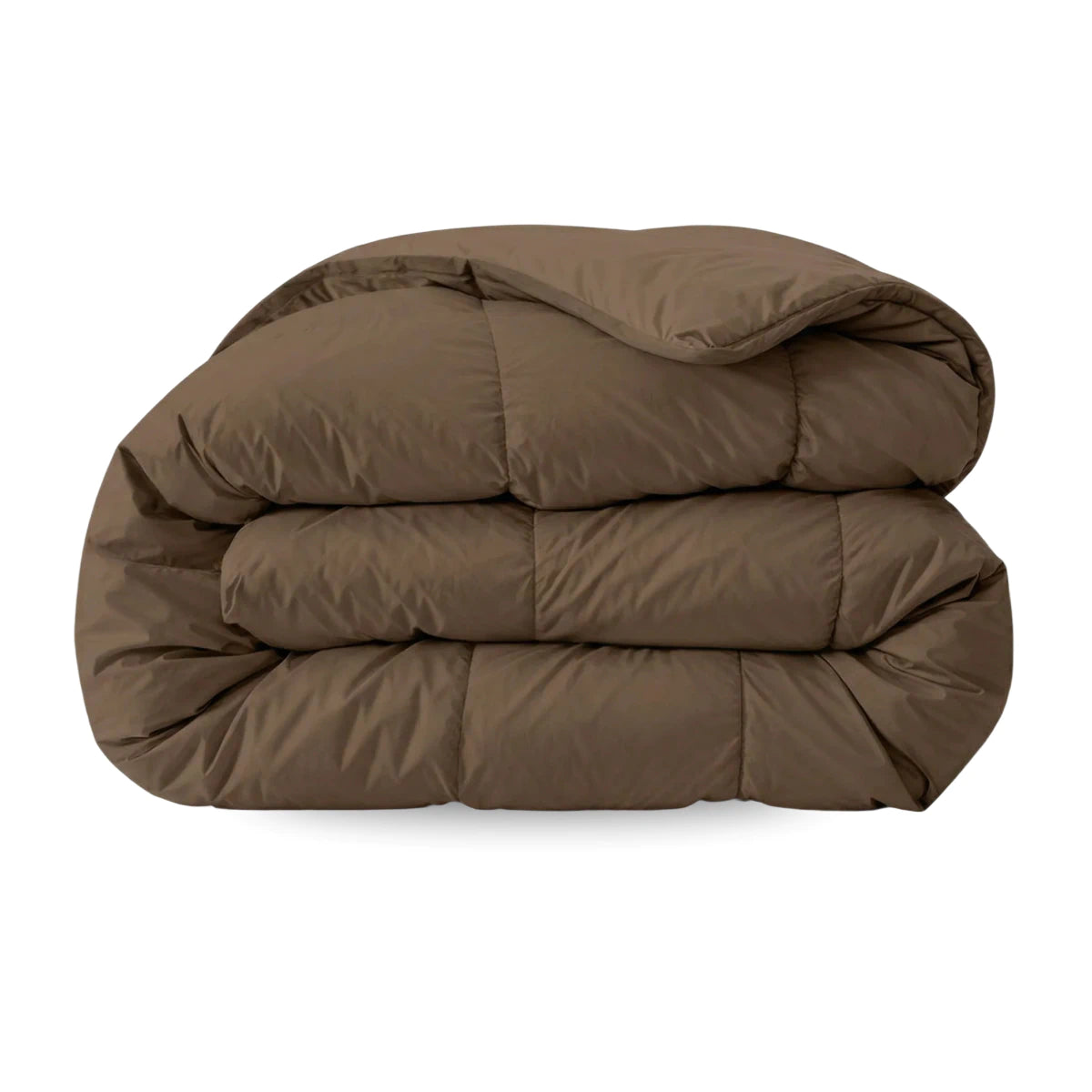 Het Zelesta Comfort Uni Dekbed - Mokka, een netjes opgevouwen bruin gewatteerd dekbed, biedt een oplossing voor elk seizoen, geïnspireerd op klassieke dekbedden.