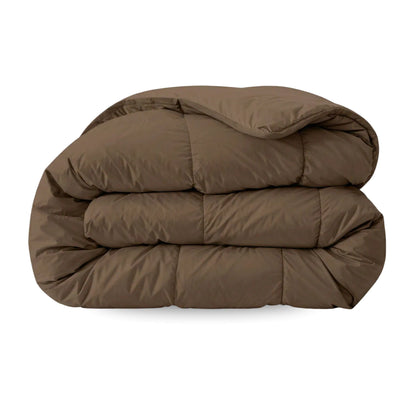 Het Zelesta Comfort Uni Dekbed - Mokka, een netjes opgevouwen bruin gewatteerd dekbed, biedt een oplossing voor elk seizoen, geïnspireerd op klassieke dekbedden.