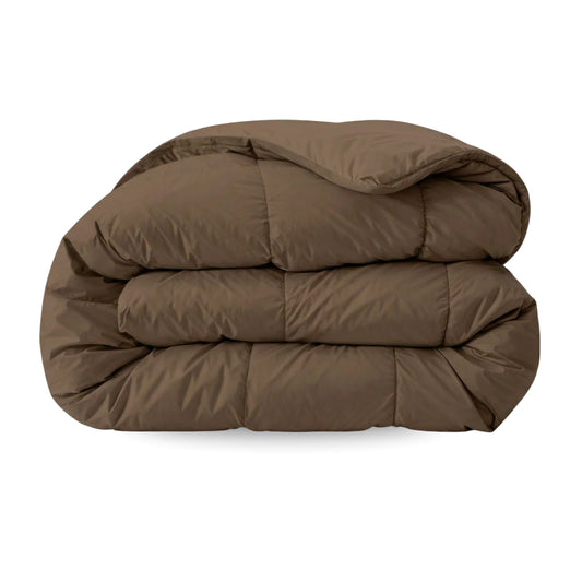 Het Zelesta Comfort Uni Dekbed - Mokka, een netjes opgevouwen bruin gewatteerd dekbed, biedt een oplossing voor elk seizoen, geïnspireerd op klassieke dekbedden.