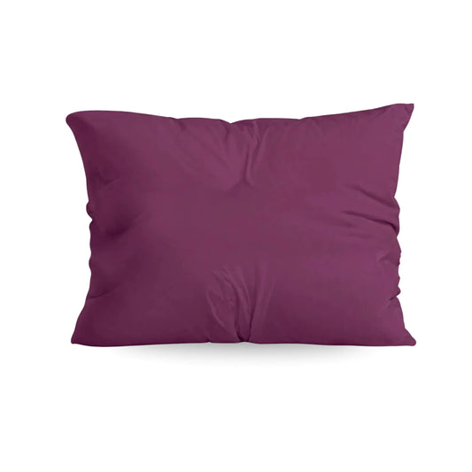 Een set van twee Zelesta Comfort Uni kussenslopen in effen bordeaux, gemaakt van microvezel met een luxe rits, afmeting 60x70cm, afgebeeld op een effen witte ondergrond.