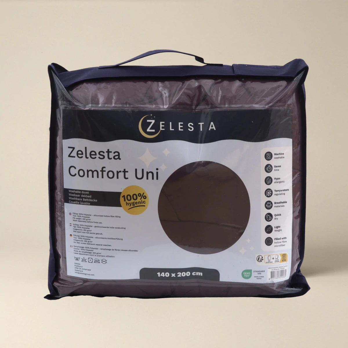 Het Zelesta Comfort Uni Dekbed in bordeaux wordt geleverd in een plastic zak en biedt het hele jaar door comfort.