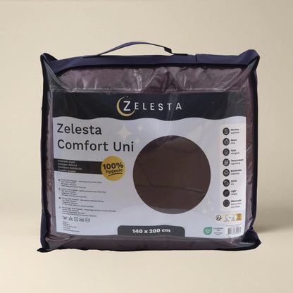 Het Zelesta Comfort Uni Dekbed in bordeaux wordt geleverd in een plastic zak en biedt het hele jaar door comfort.