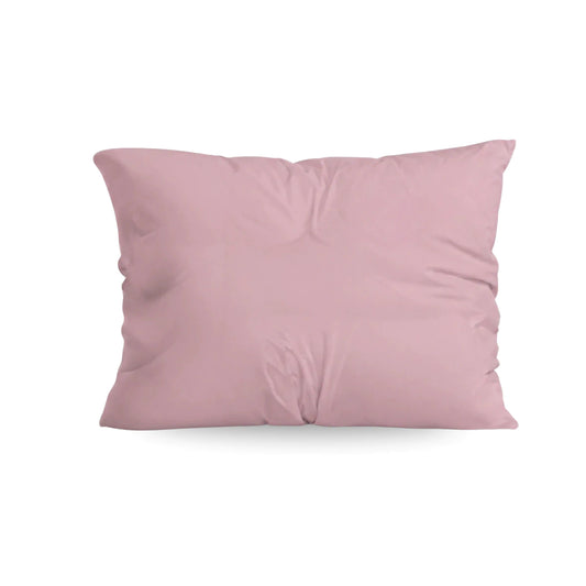 De Zelesta Comfort Uni kussenslopen set van 2 in oud roze heeft zachte, licht gerimpelde microvezel hoezen met een luxe rits; deze wasmachine geschikte kussenslopen zijn afgebeeld tegen een effen witte achtergrond.