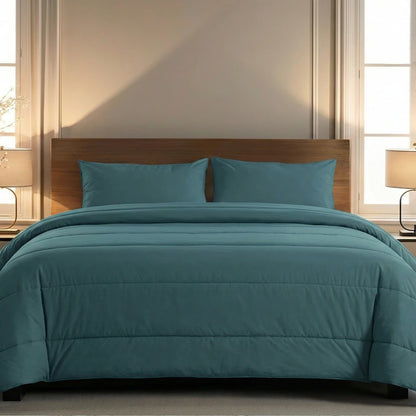 Een netjes opgemaakt bed met het Zelesta Comfort Uni Dekbed - Zeegroen voor comfort het hele seizoen door, houten hoofdbord, kussens, twee nachtkastjes met lampen en twee hoge ramen in een neutraal gekleurde kamer.