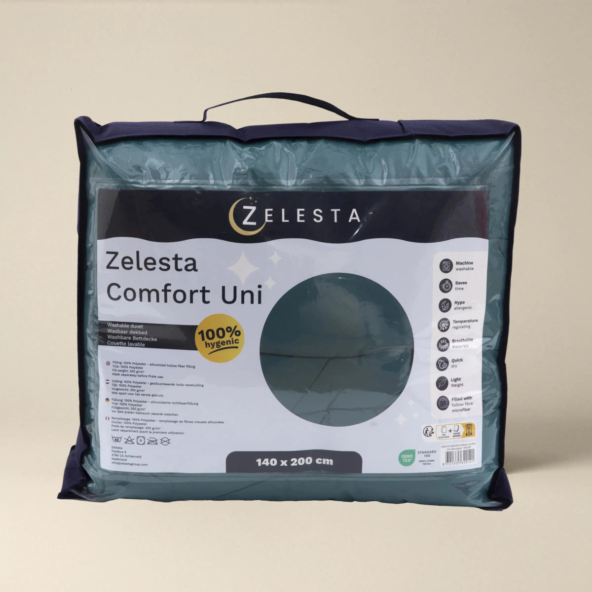 Een verpakt Zelesta Comfort Uni Dekbed - Zeegroen all-season dekbed in een transparante draagtas met handvat, met productgegevens en afmetingen van 140 x 200 cm op het label aan de voorkant.