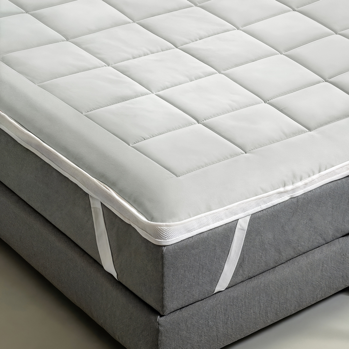Infographic showing the cooling properties of the Zelesta Special Cooling Topper: temperature-regulating mattress topper for a cooler night's sleep