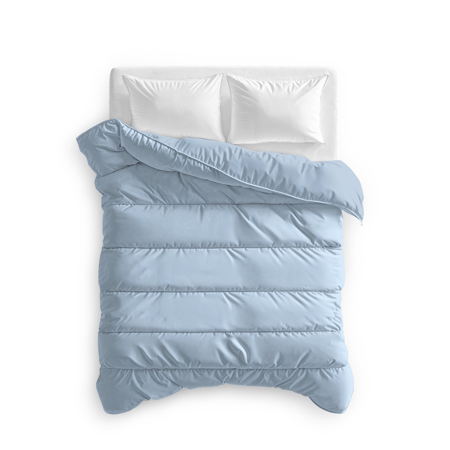 Een netjes opgemaakt bed met twee witte kussens en een lichtblauw dekbed, van bovenaf gefotografeerd op een witte achtergrond, is voorzien van het Zelesta Everyday Uni Dekbed - Lichtblauw voor comfort het hele jaar door.