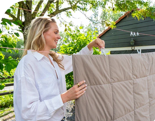 Dekbed zonder overtrek aan de waslijn in de buitenlucht.