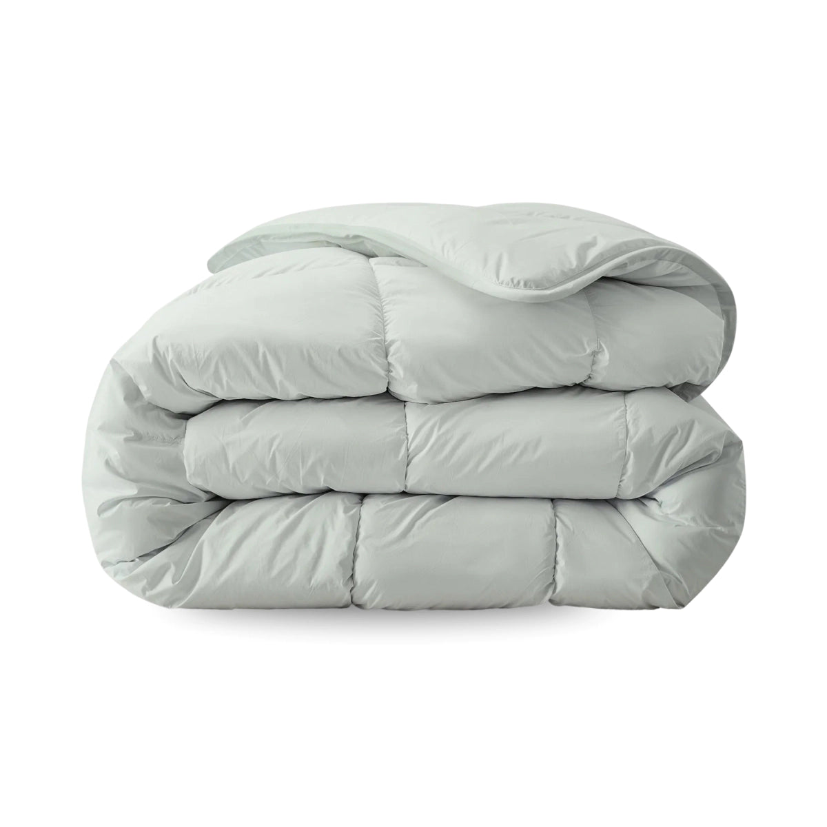 Een gevouwen, mistgroen Zelesta Everyday Uni Dekbed met een doorgestikt dessin wordt getoond op een witte achtergrond - een all season dekbed en overtrek in één voor ultiem gemak en comfort.