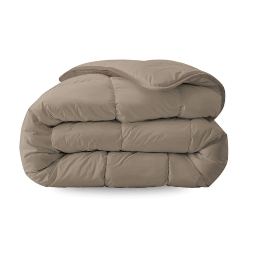 Het Zelesta Everyday Uni Dekbed - Zachtbruin, op de foto gevouwen met doorgestikte naden op een witte ondergrond, biedt veelzijdig comfort het hele jaar door als dekbed en overtrek in één.