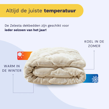 Het Zelesta Flanel Uni - Beige dekbed is netjes opgevouwen. Pijlen laten zien dat het je warm houdt in de winter (rood) en koel in de zomer (blauw). Hierboven beschrijft een Nederlandse tekst het temperatuurregulerende 2-in-1 dekbed voor alle seizoenen.