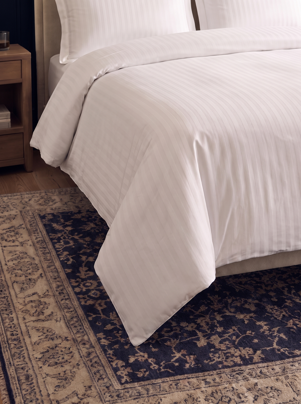 Zelesta Deluxe Hotel Stripe Seamless Satin Cotton Duvet - White