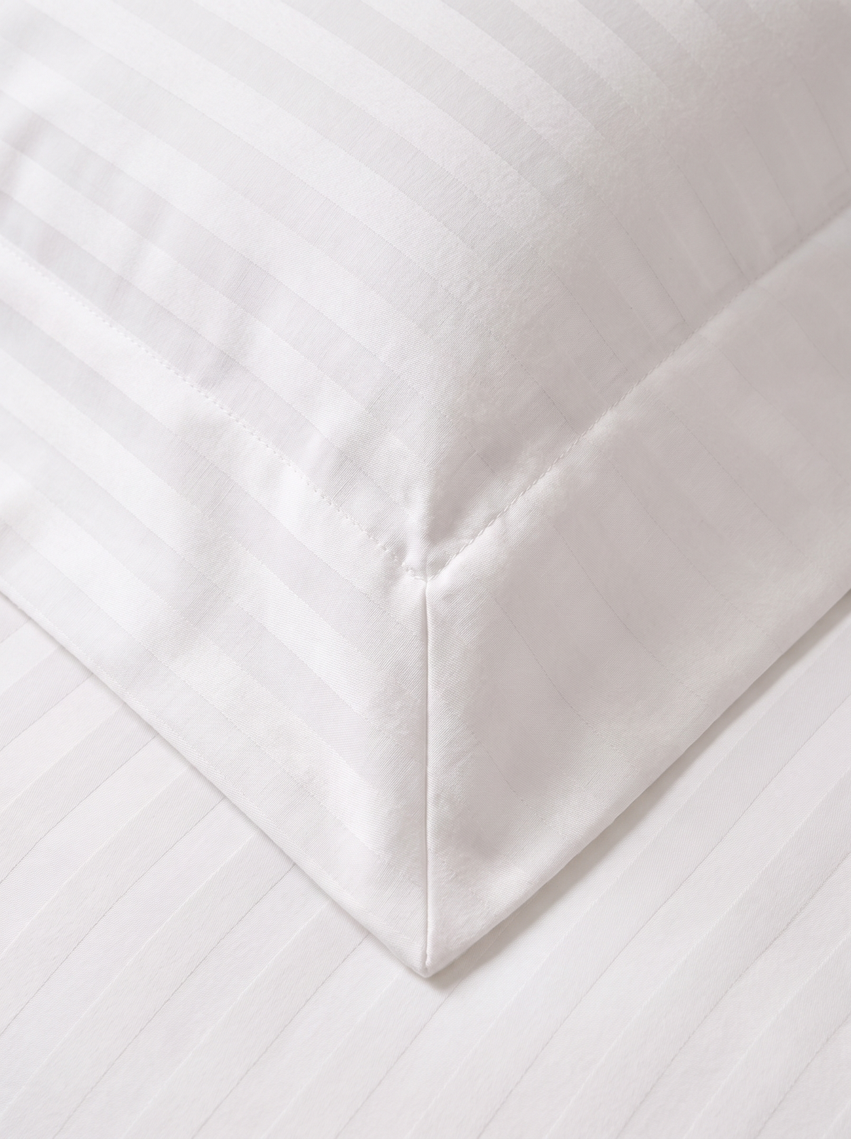 Zelesta Deluxe Hotel Stripe Seamless Satin Cotton Duvet - White
