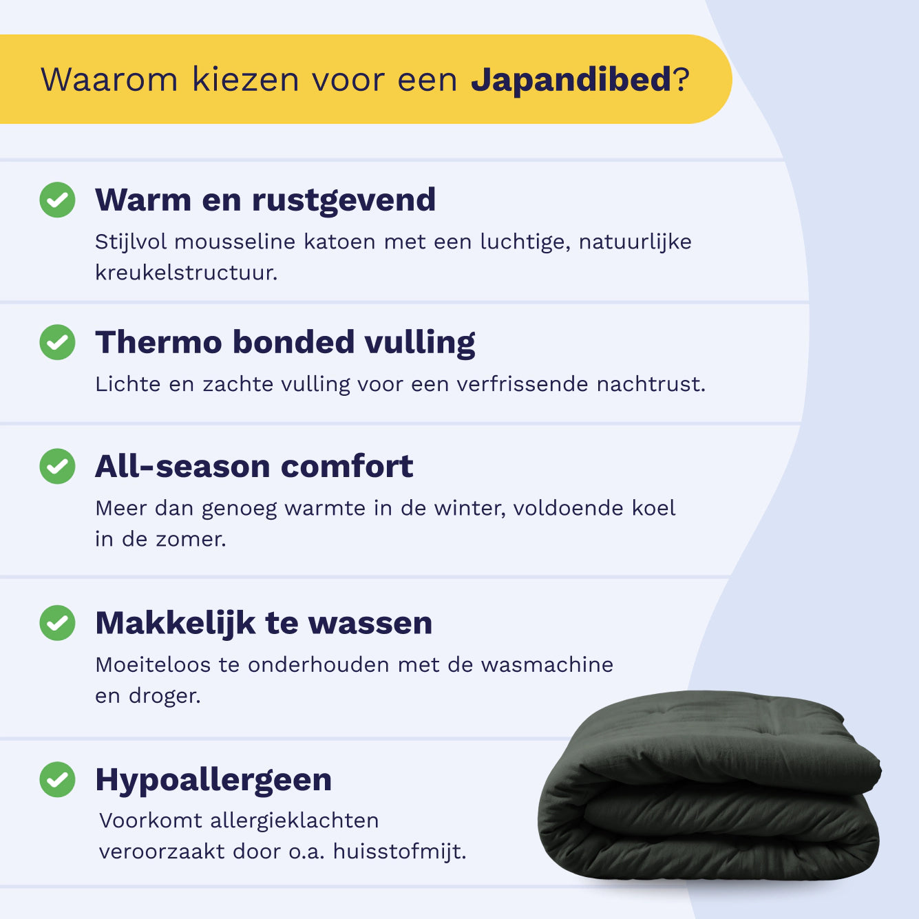 Infographic met vijf voordelen van een Japandi bed, met rechtsonder het Zelesta Japandibed Katoen Mousseline - Groen, een gevouwen zwart dekbed gemaakt van dubbelgeweven katoen.