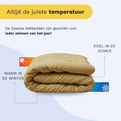 Het Zelesta Japandibed Katoen Mousseline - Ochre dekbed is gevouwen afgebeeld met pictogrammen en tekst die het 2-in-1 ontwerp benadrukken dat je warm houdt in de winter en koel in de zomer, waardoor het perfect is voor alle seizoenen.