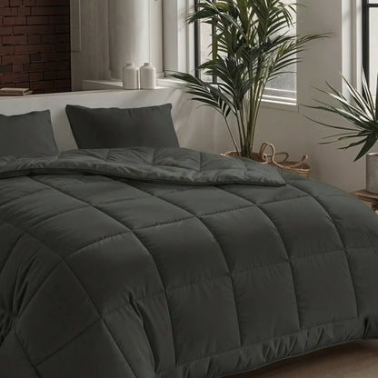 Een netjes opgemaakt bed met het Zelesta Pure Uni Dekbed - Olijfzwart en bijpassende kussens in een moderne kamer met potplanten en een minimale inrichting biedt ademend slaapcomfort met een katoenen dekbed.