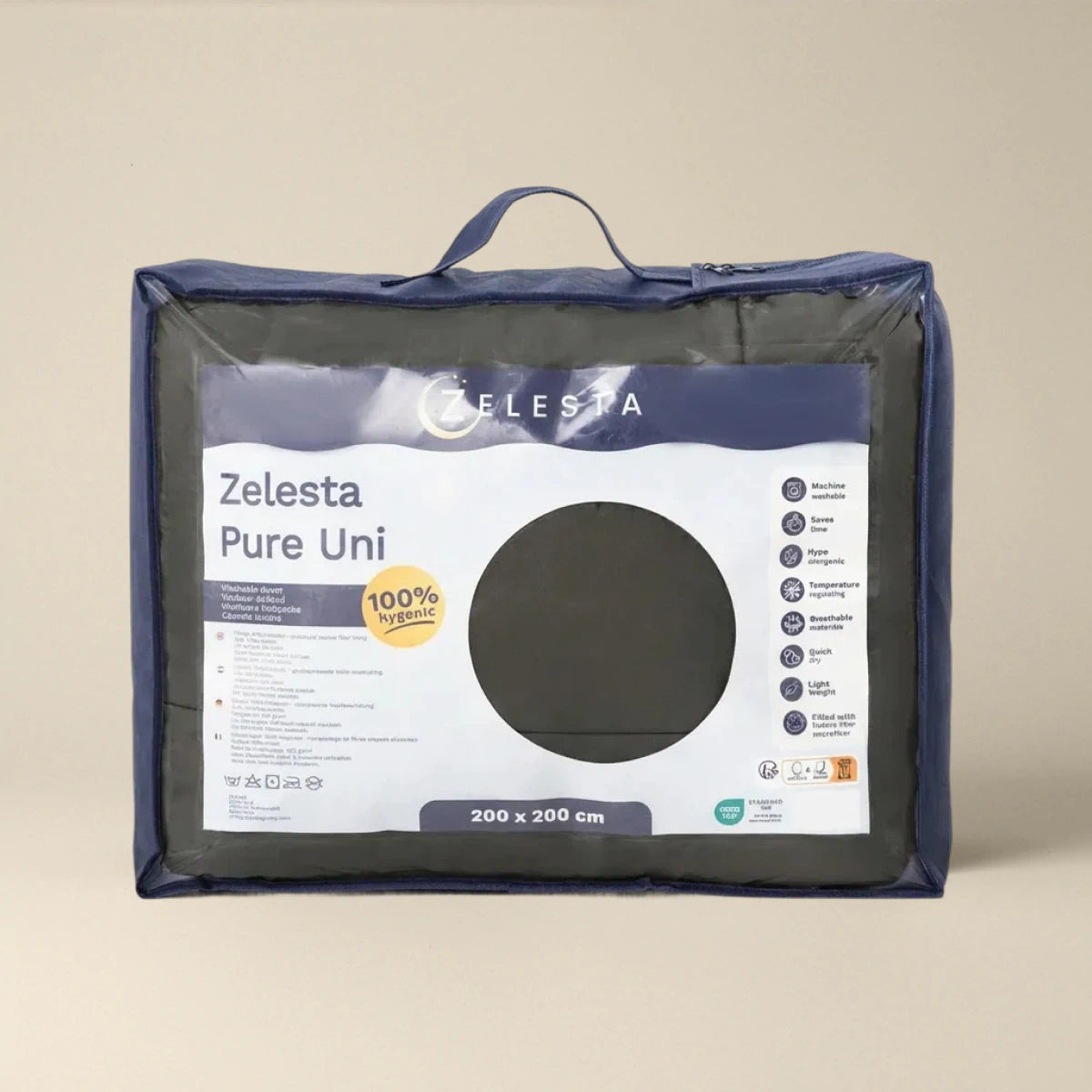 Het Zelesta Pure Uni Dekbed - Olijfzwart is verpakt met een duidelijk venster met de stof- en productgegevens. Het is 100% hygiënisch, biedt een ademend slaapcomfort en is verkrijgbaar in de maat 200 x 200 cm.