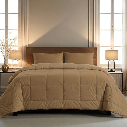 Een keurig opgemaakt bed met bruin beddengoed en twee kussens, bekleed met het Zelesta Pure Uni Dekbed in Cacao Bruin voor ademend slaapcomfort, staat in het midden tussen hoge ramen in een lichte, minimale slaapkamer.