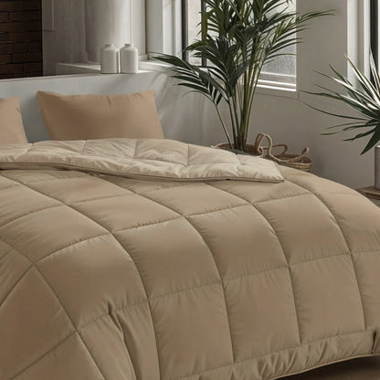 Een keurig opgemaakt bed met een Zelesta Pure Uni Dekbed in cacaobruin en kussens, gelegen bij een raam versierd met potplanten en decoratieve accenten op de vensterbank.