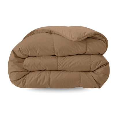 Het Zelesta Pure Uni Dekbed in cacao bruin, met een doorgestikt dessin, is gevouwen tegen een witte achtergrond en biedt ademend slaapcomfort voor rustgevende nachten.