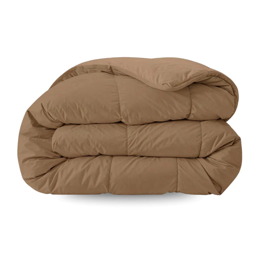 Het Zelesta Pure Uni Dekbed in cacao bruin, met een doorgestikt dessin, is gevouwen tegen een witte achtergrond en biedt ademend slaapcomfort voor rustgevende nachten.