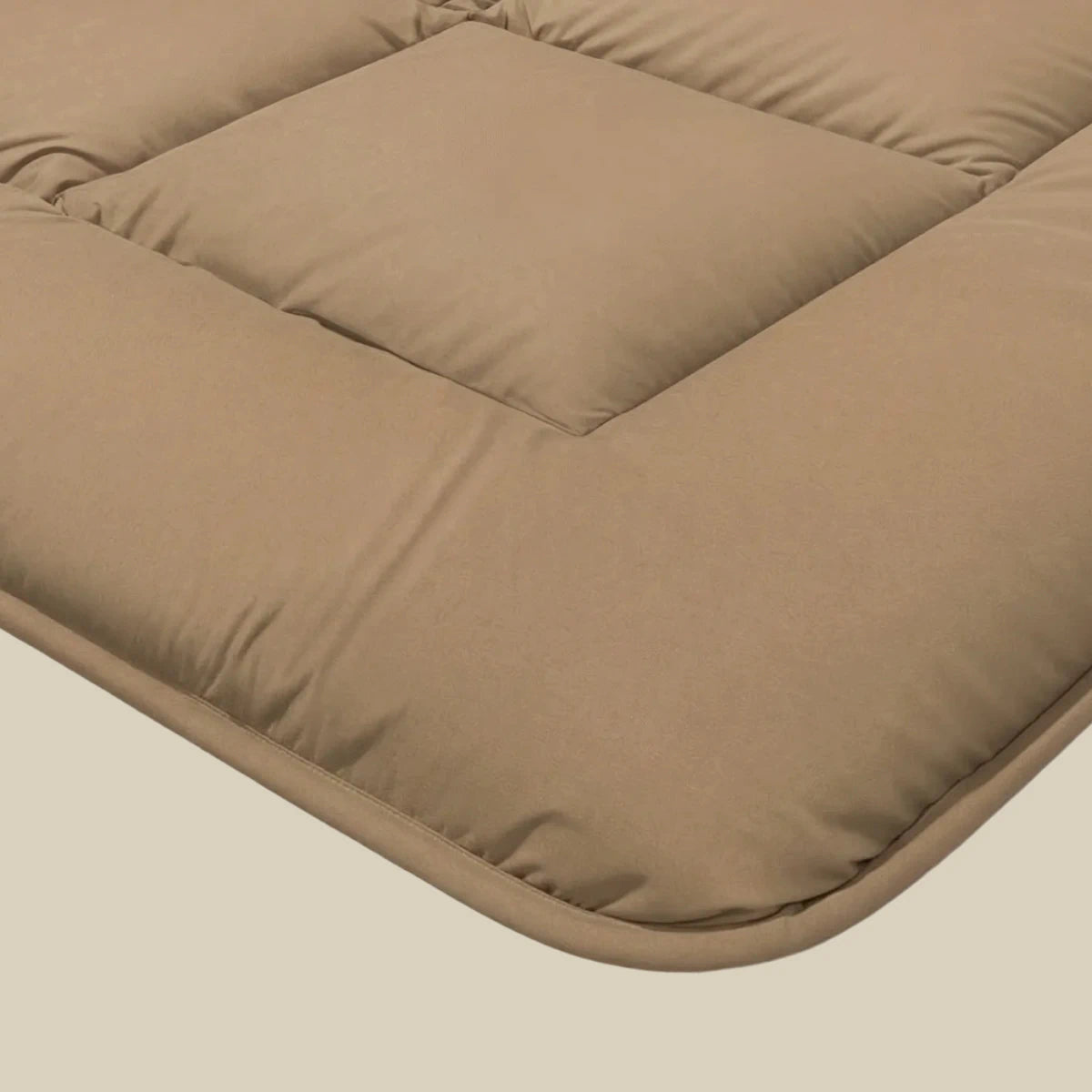 Close-up van het Zelesta Pure Uni Dekbed in cacao bruin, met lichtbruin gewatteerd katoen met gestikte naden en een glad oppervlak voor ademend slaapcomfort.