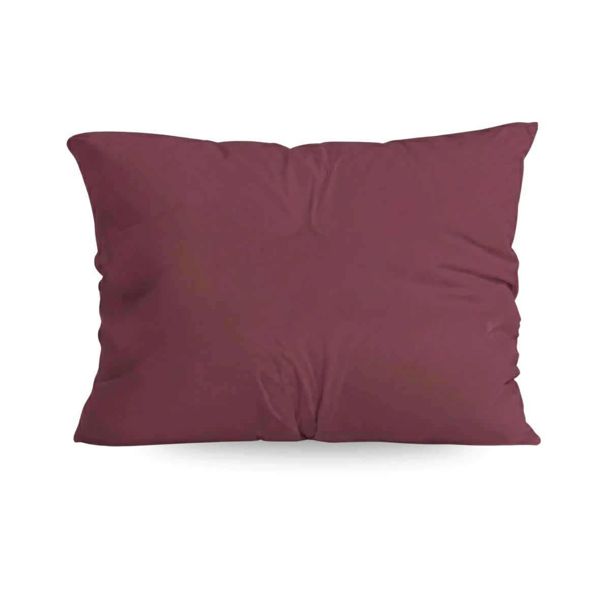 Een set van 2 Zelesta Pure Uni kussenslopen in bordeaux rood, gemaakt van superzacht katoen met een licht gerimpeld oppervlak, afgebeeld tegen een witte achtergrond.