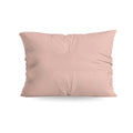 De Zelesta Pure Uni kussenslopen set van 2 in zacht roze is afgebeeld tegen een witte achtergrond, met een effen, glad oppervlak en gemaakt van superzacht katoen voor extra comfort.