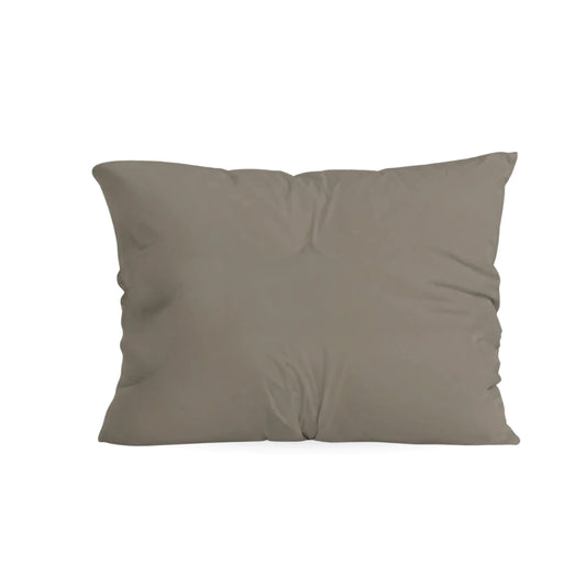 Een set van twee Zelesta Pure Uni kussenslopen in antracietgrijs, gemaakt van superzacht katoen met een luxe ritssluiting, tegen een witte achtergrond.