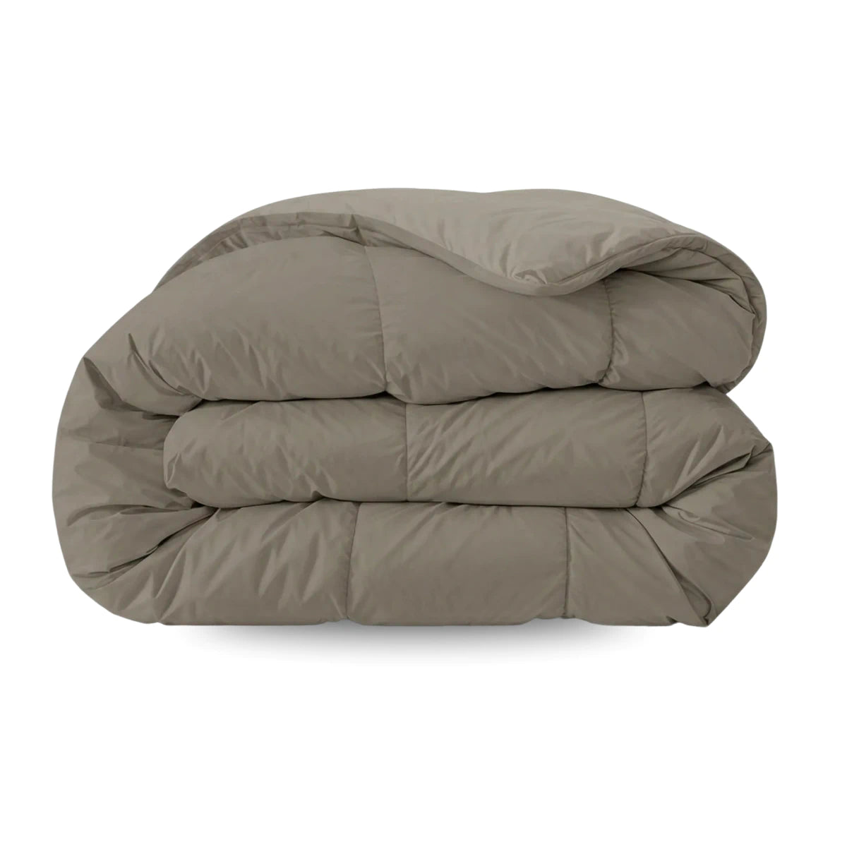 Het Zelesta Pure Uni Dekbed - Antraciet Grijs, met een glad gewatteerd oppervlak, wordt getoond opgevouwen tegen een witte achtergrond en biedt een ademend slaapcomfort voor rustgevende nachten.