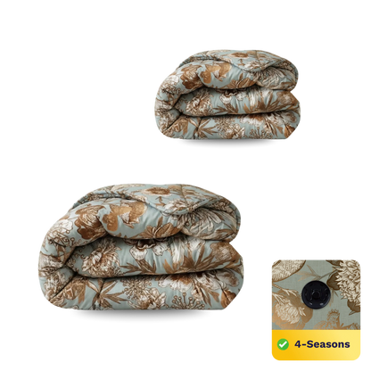 Twee opgevouwen dekbedden, één dichterbij en één verder, plus een stoffen sluiting met knoop en het Zelesta Wonderbed 4 Seasons Double - Botanic Chique label - ideaal voor temperatuurregulerend comfort het hele jaar door.