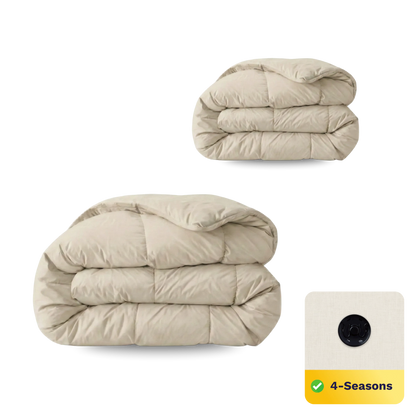 Twee Zelesta Wonderbed 4 Seasons Double Katoen dekbedden in Desert Sand, op elkaar gestapeld, hebben een zachte perkal katoenen textuur, een knoopdetail en een "4-seizoenen dekbed" label rechtsonder.