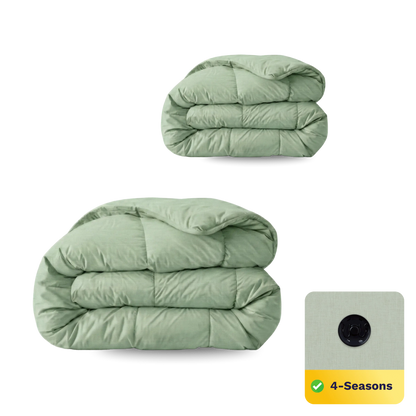 Twee Zelesta Wonderbed 4 Seasons Double Katoen dekbedden in naturel groen zijn gevouwen en gestapeld. Een inzet benadrukt de perkal katoenen stof, met een knoopdetail en een 4-Seasons label.