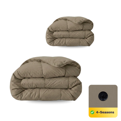 Twee Zelesta Wonderbed 4 Seasons Double dekbedden in Natural Taupe zijn gevouwen en gestapeld. Een close-up benadrukt de temperatuurregulerende stof en een 4-Seasons label met een vinkje en knoopdetail in de hoek.