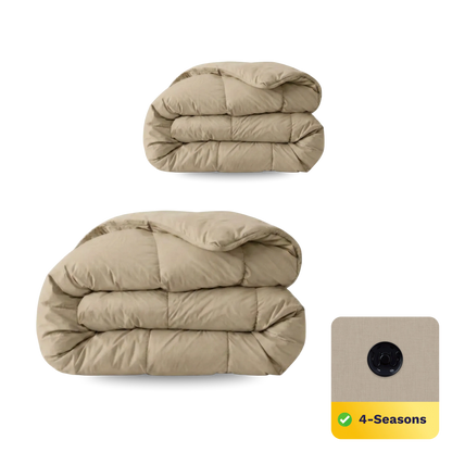 Twee gevouwen Zelesta Wonderbed 4 Seasons Double Katoen dekbedden in Taupe Blush zijn gestapeld, met rechtsonder een close-up van de stof en de productnaam.