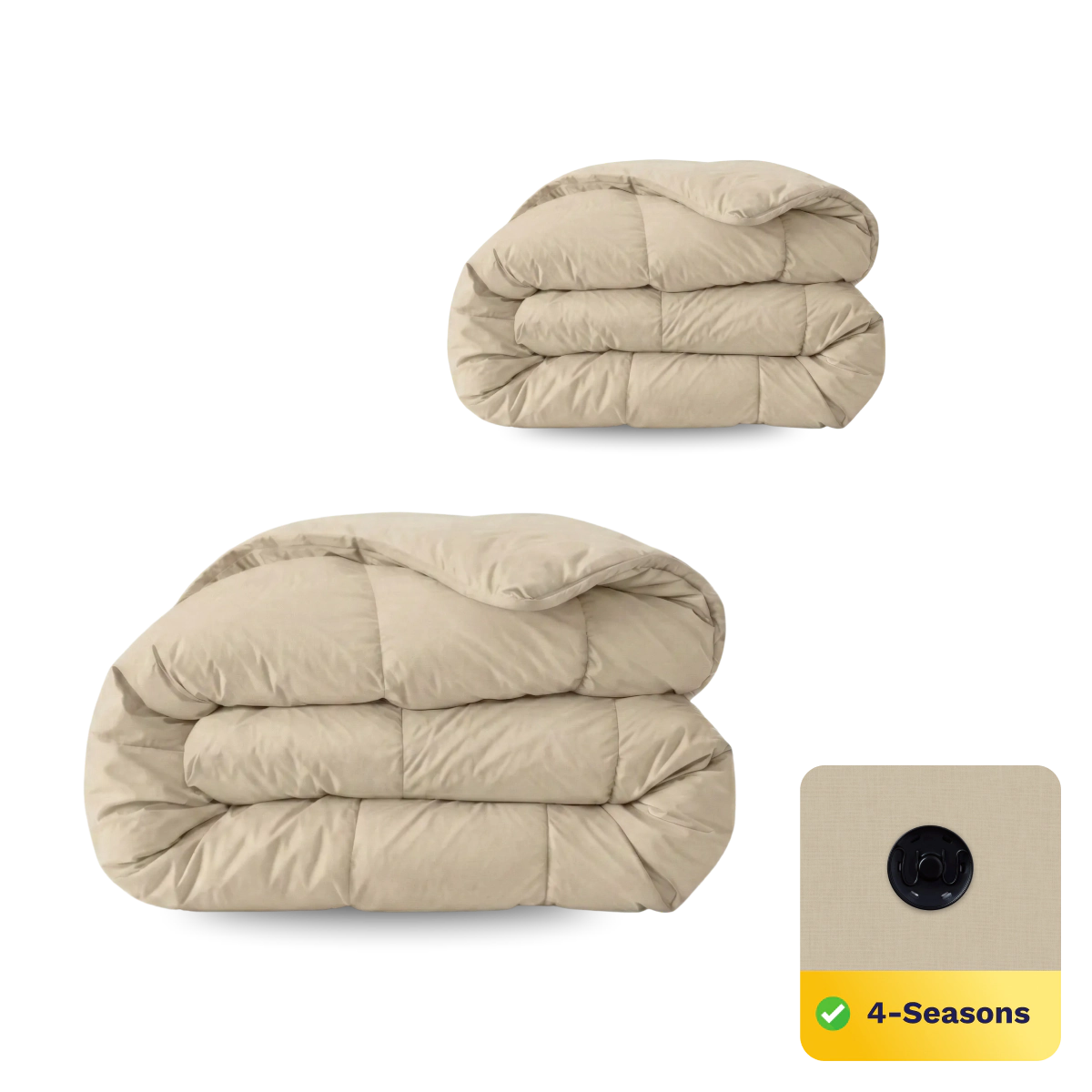 Twee gevouwen beige dekbedden, de ene groter dan de andere, zijn afgebeeld. Een close-up inzet toont de stof en de knoop met het label "4-Seizoenen". Het Zelesta Wonderbed 4 Seasons Double - Warm Sand biedt het hele jaar door temperatuurregulerend comfort.