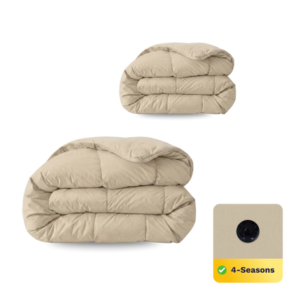 Twee gevouwen beige dekbedden, de ene groter dan de andere, zijn afgebeeld. Een close-up inzet toont de stof en de knoop met het label "4-Seizoenen". Het Zelesta Wonderbed 4 Seasons Double - Warm Sand biedt het hele jaar door temperatuurregulerend comfort.