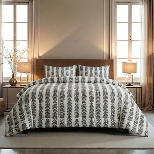 Een netjes opgemaakt bed met het Zelesta Wonderbed - Savanna Feather met een grijs en wit dekbed met bladmotief, geflankeerd door nachtkastjes en lampen, in een lichte kamer met grote ramen en beige gordijnen.