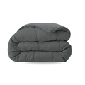 Een netjes opgevouwen Zelesta Wonderbed - Stone Grey anti-allergie dekbed of deken op een effen witte ondergrond.