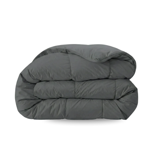 Een netjes opgevouwen Zelesta Wonderbed - Stone Grey anti-allergie dekbed of deken op een effen witte ondergrond.