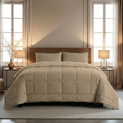 Een netjes opgemaakt bed met een Zelesta Wonderbed 4 Seasons Double Katoen - Taupe Blush en twee kussens, geflankeerd door bijpassende nachtkastjes, tafellampen en twee ramen met transparante gordijnen in een zacht verlichte slaapkamer.