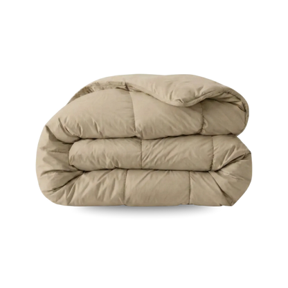 Een taupe blush Zelesta Wonderbed Katoen dekbed is netjes gevouwen tegen een witte achtergrond, perfect voor een hotelbeleving slaapkamer en eenvoudig te onderhouden als wasbaar dekbed.