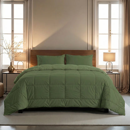 Een Zelesta Wonderbed 4 Seasons Double - Timeless Green met een groen dekbed en bijpassende kussens, innovatief kliksysteem dekbed, tussen twee ramen met beige gordijnen, geflankeerd door nachtkastjes en tafellampen.