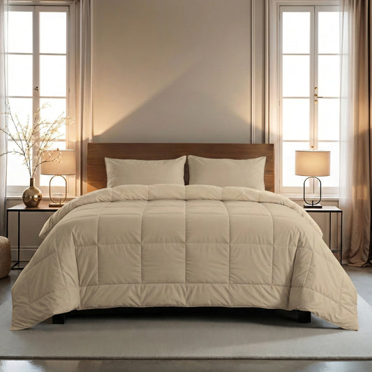 Een netjes opgemaakt bed met een Zelesta Wonderbed - Warm Sand en twee kussens, geflankeerd door nachtkastjes met lampen, in een zacht verlichte slaapkamer met grote ramen en een neutrale inrichting.